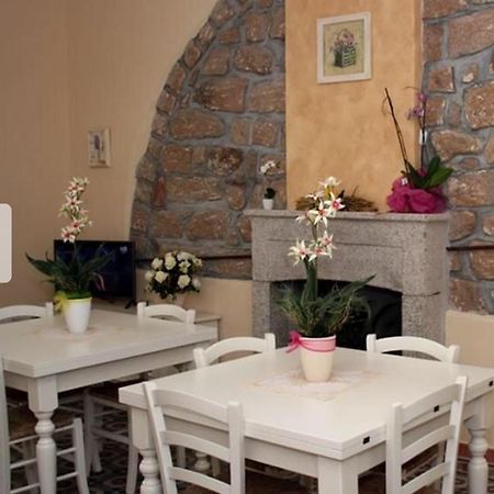 Guest House Le Gemelle Luras Esterno foto