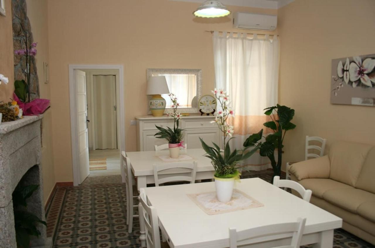 Guest House Le Gemelle Luras Esterno foto
