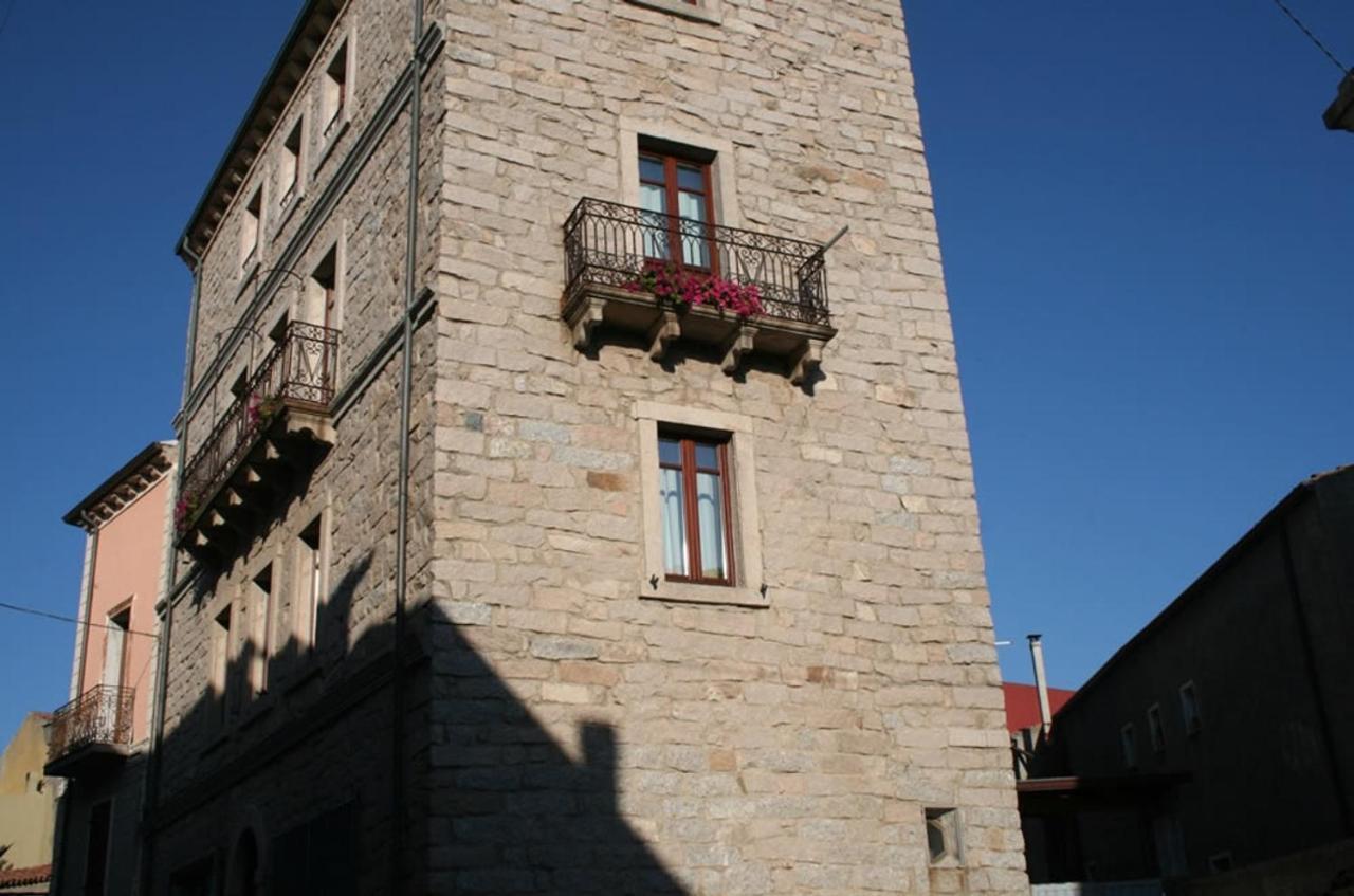 Guest House Le Gemelle Luras Esterno foto