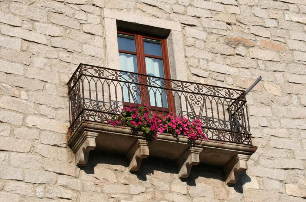 Guest House Le Gemelle Luras Esterno foto