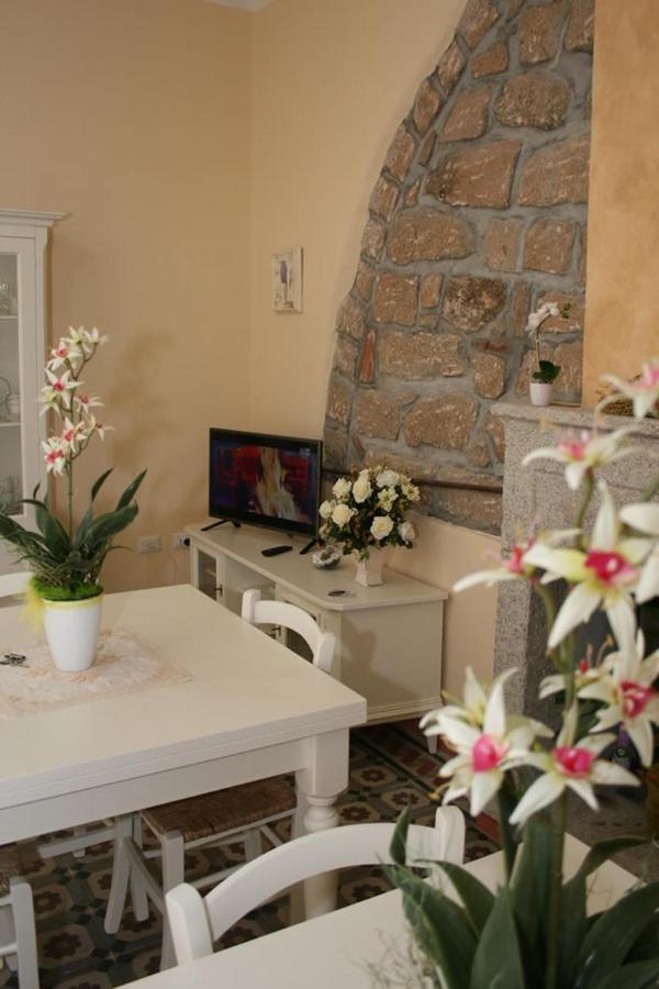 Guest House Le Gemelle Luras Esterno foto
