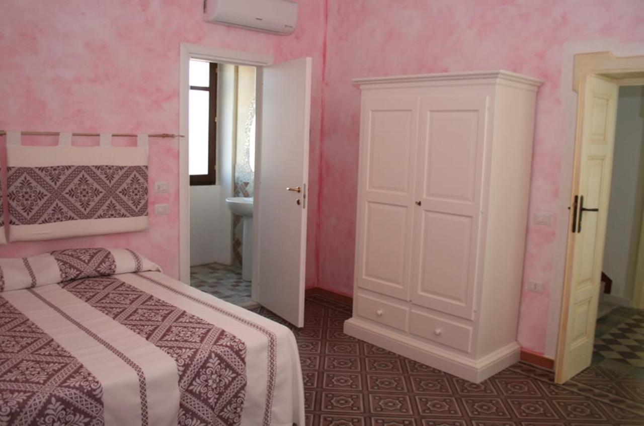 Guest House Le Gemelle Luras Esterno foto