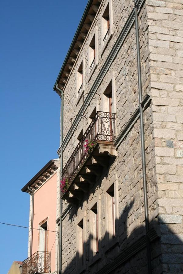 Guest House Le Gemelle Luras Esterno foto