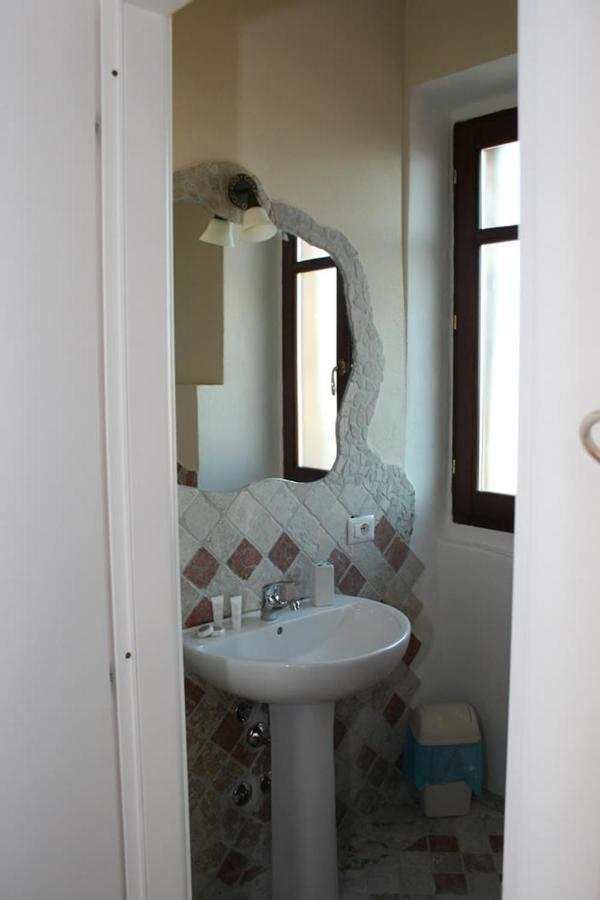 Guest House Le Gemelle Luras Esterno foto