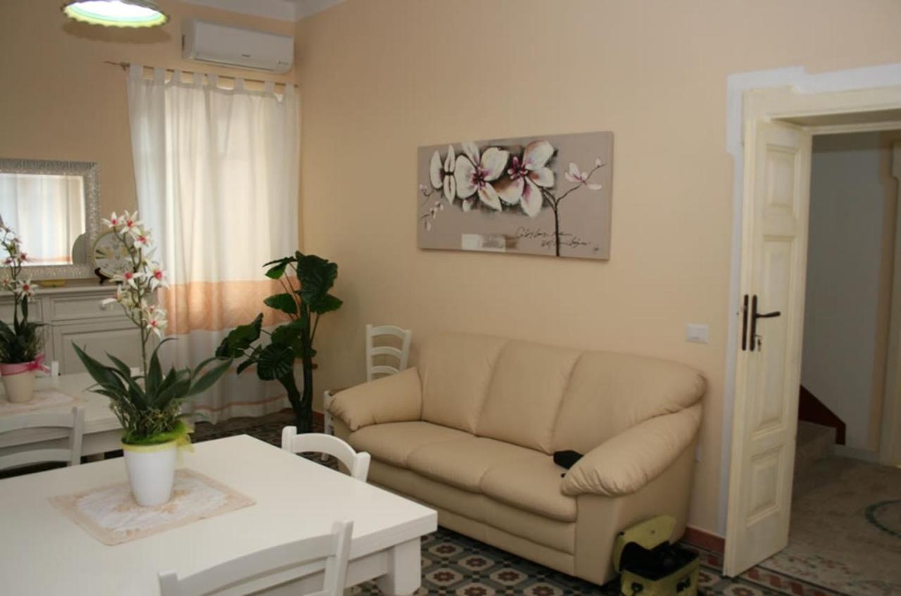 Guest House Le Gemelle Luras Esterno foto