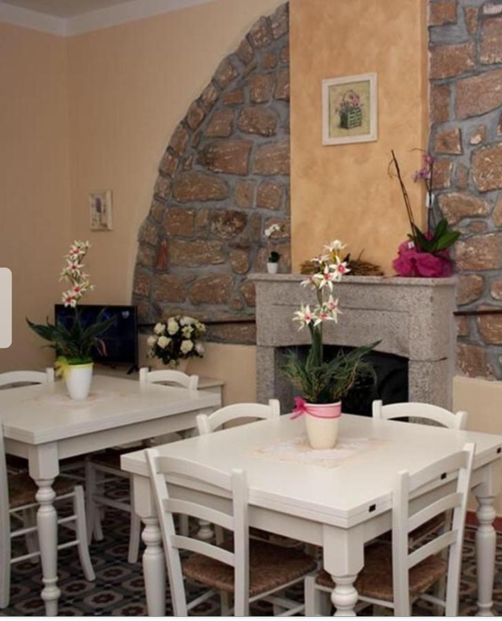 Guest House Le Gemelle Luras Esterno foto